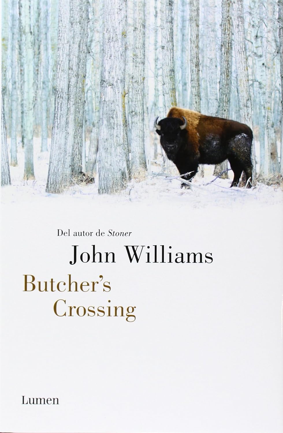 En la parte superior aparece un bisonte americano de pie sobre un paisaje nevado, rodeado de un bosque de árboles blancos y desnudos. Debajo, sobre fondo blanco, figuran el nombre del autor y el título de la novela en tipografía elegante, junto al texto «Del autor de Stoner» y el logotipo de Lumen en la parte inferior.