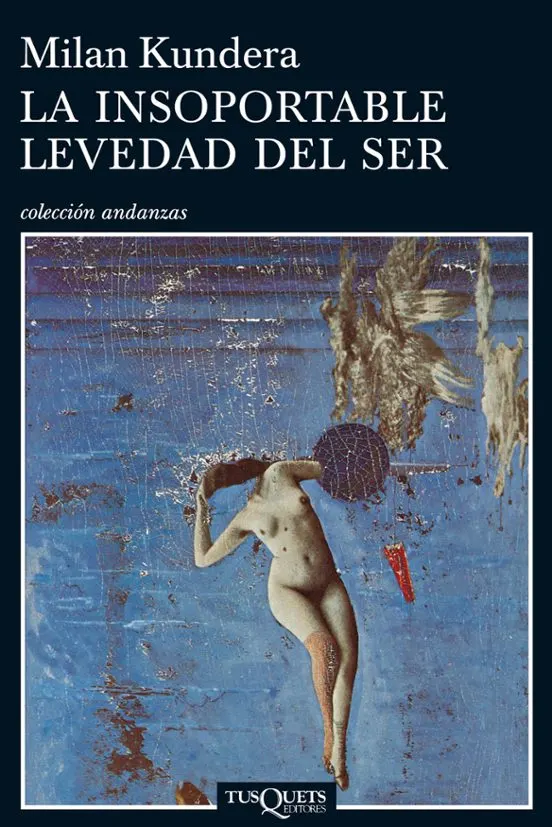 Fotografía de la portada de La insoportable levedad del ser, de Milan Kundera, en la colección Andanzas de Tusquets Editores. Sobre un fondo azul aparece una figura femenina desnuda y fragmentada, con un sombrero o disco oscuro que cubre parcialmente la cabeza; la imagen tiene un aspecto pictórico, desgastado y surrealista.